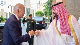 Saludo protocolar entre Joe Biden y Mohammed Bin Salman. 