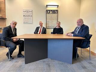 Los líderes de Yesh Atid, Yair Lapid; Kajol Labán, Benny Gantz; del Partido Laborista, Merav Michaeli, y de Yisrael Beitenu, Avigdor Liberman. 