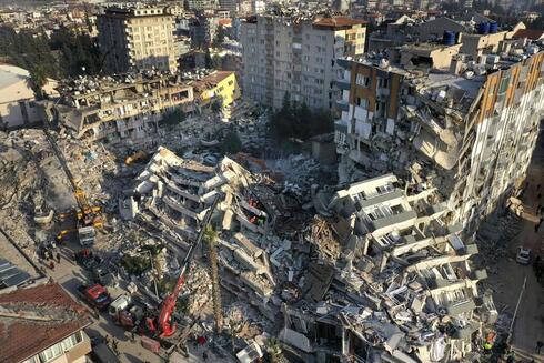 Hace un mes, un terremoto en la ciudad turca de Antakya tiró abajo varios edificios. 