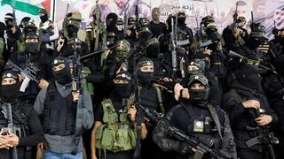 Hombres armados palestinos participan de un servicio conmemorativo, en el campamento de refugiados de Jenin, Cisjordania, en marzo de 2023. 
