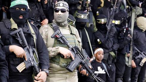 Grupo de palestinos armados que participó del servicio conmemorativo realizado el 3 de marzo en Jenín, Cisjordania. 
