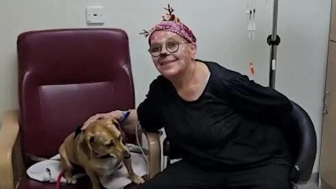 Suzan Ben-Shalom con su perro Bamba en el hospital. 