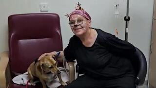 Suzan Ben-Shalom con su perro Bamba en el hospital. 