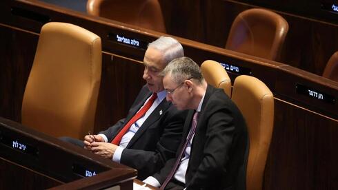 Benjamín Netanyahu y Yariv Levin, impulsores de la reforma por el oficialismo. 