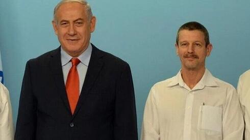 Benjamin Netanyahu con Zeev Snir cuando fue nombrado para dirigir la Comisión de Energía Atómica de Israel en 2015. 