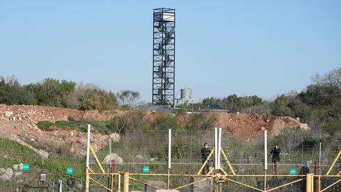 Torre de vigilancia de Hezbolá cerca de la frontera libanesa. 