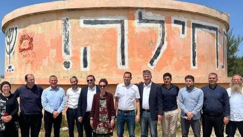 Parlamentarios israelíes en el asentamiento de Homesh, el año pasado. 