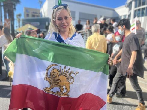 La periodista israelí-estadounidense Emily Schrader en la protesta de Los Ángeles por el pueblo iraní. 