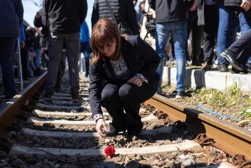 La Presidenta griega, Katerina Sakellaropoulou, deja un clavel en las vías del tren en Salónica. (EPA) La Presidenta griega, Katerina Sakellaropoulou, deja un clavel en las vías del tren en Salónica.