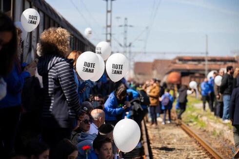 Participantes en la marcha silenciosa en recuerdo de las víctimas del Holocausto en Salónica.