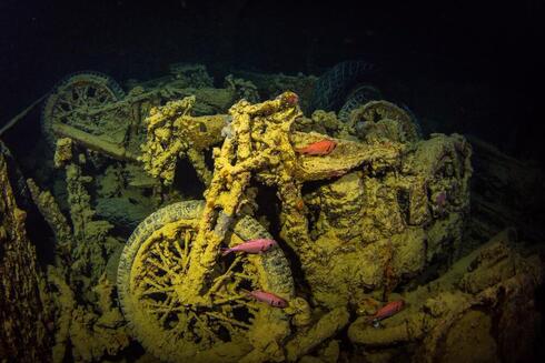 Uno de los restos de la motocicleta en el naufragio del barco británico SS Thistlegorm.