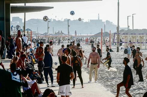 Jóvenes se divierten en las playas de Tel Aviv.