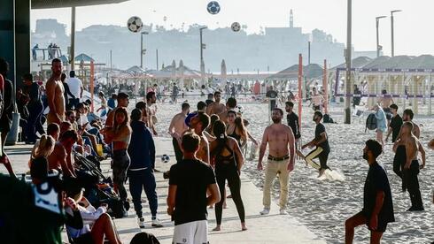 Jóvenes se divierten en las playas de Tel Aviv.