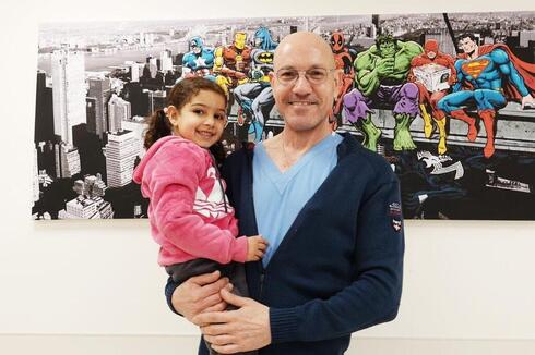 Ayla Hussain con el Dr. Amsalem. 