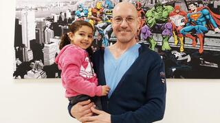 Ayla Hussain con el Dr. Amsalem.