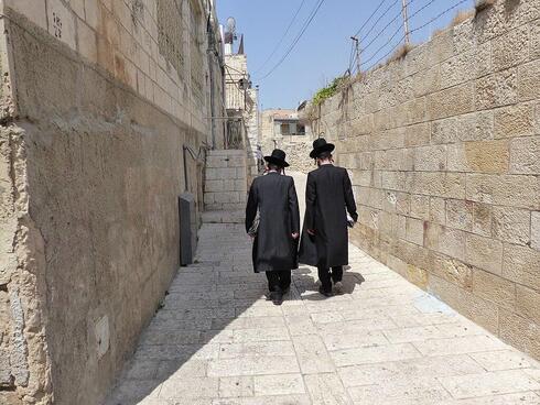 Judíos ultraortodoxos caminan por las calles de Jerusalem.