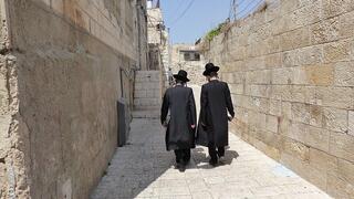 Judíos ultraortodoxos caminan por las calles de Jerusalem.
