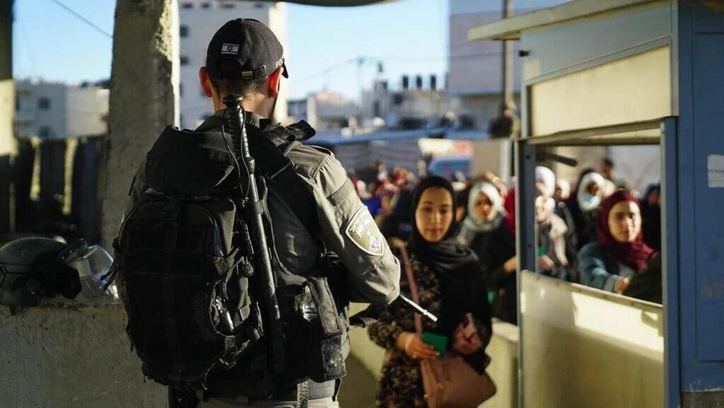 Un soldado de las FDI monta guardia en un puesto de control de Cisjordania.