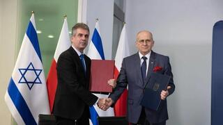 Los ministros de Asuntos Exteriores israelí y polaco Eli Cohen y Zbigniew Rau.