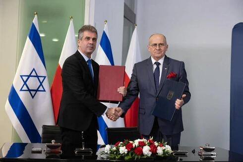 Los ministros de Asuntos Exteriores israelí y polaco Eli Cohen y Zbigniew Rau. 