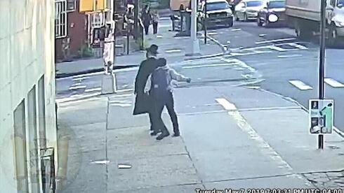Agresión a un judío jasídico en Williamsburg, Brooklyn, Nueva York. (Captura de pantalla) Agresión a un judío jasídico en Williamsburg, Brooklyn, Nueva York.