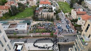 Imagen tomada por un dron de una protesta contra la reforma judicial y una contramanifestación haredí frente a la casa del ministro destituido Arye Deri en Jerusalem.