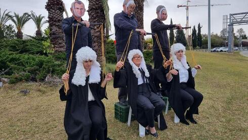 Manifestantes exhiben jueces en una cuerda en una instalación el jueves. (Ra'anan Ben-Tzur) Manifestantes exhiben jueces en una cuerda en una instalación el jueves.