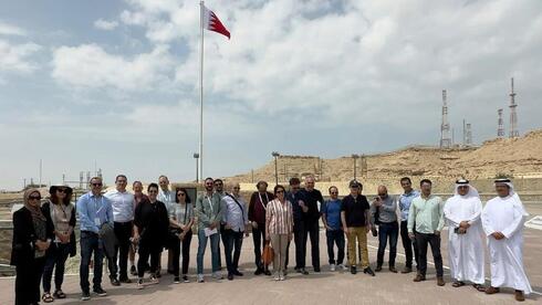 Miembros de la delegación israelí de Connect2Innovate visitan el primer pozo petrolero de Bahrein. 