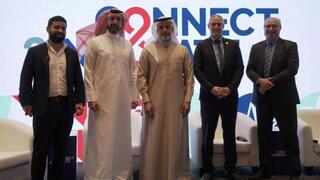 El embajador de Bahrein en Israel, Khalid Yusuf Ahmed, acompañado de funcionarios y empresarios bahreiníes e israelíes. 