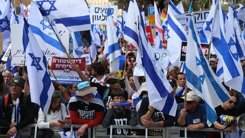 Manifestantes se reúnen para una concentración masiva frente a la Knesset.