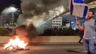 Manifestantes bloquean la autopista de Tel Aviv a última hora del domingo.