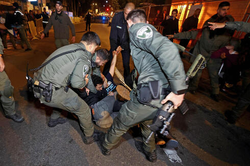 Agentes de policía detienen a manifestantes durante las protestas de esta noche en Tel Aviv. 