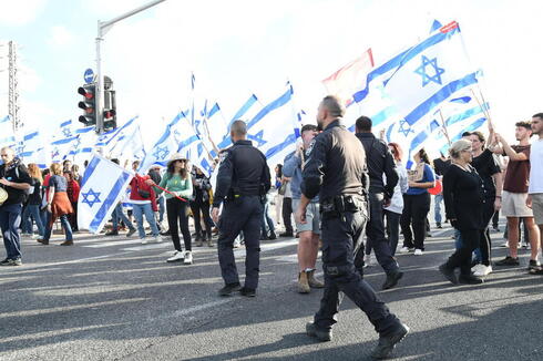 Protesta antigubernamental en el cruce de Karkur.