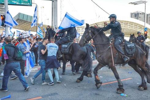 Policía montada dispersando a manifestantes en Tel Aviv.