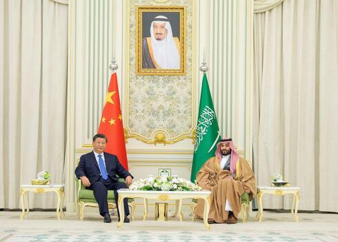 Los mandatarios de China y Arabia Saudita, durante un encuentro que mantuvieron en diciembre del año pasado. (Gentileza Corte de Arabia Saudita a través de Reuters) Los mandatarios de China y Arabia Saudita, durante un encuentro que mantuvieron en diciembre del año pasado.