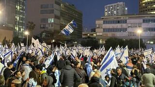 Manifestantes progubernamentales marchan el jueves en Tel Aviv en apoyo de la reforma judicial.