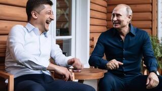 Zelenski y Putin en un improbable encuentro y sonrientes. 