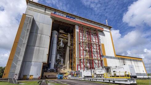 El cohete Ariane 5 para el lanzamiento de Juice en el ensamblaje final. 