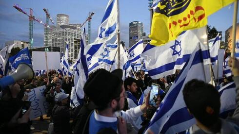 Manifestantes progubernamentales marchan el jueves en Tel Aviv en apoyo de la reforma judicial.