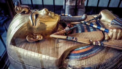 El sarcófago del antiguo faraón egipcio Tutankamón, que no dejó herederos al trono cuando murió inesperadamente hacia los 19 años. 
