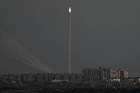 Archivo: Lanzamiento de cohetes desde Gaza.