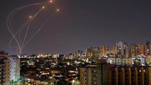 La Cúpula de Hierro intercepta cohetes sobre Ashkelon el viernes temprano. 