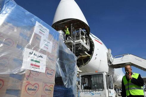 Supuesta ayuda tras el terremoto descargada de un avión iraní en el aeropuerto de Alepo. 