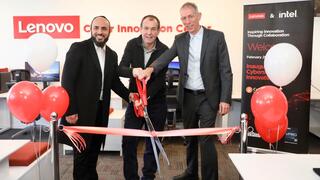 Desde la izquierda, Nima Baiati, director ejecutivo y gerente general, Soluciones de Ciberseguridad Comercial, Lenovo; Luca Rossi, presidente del Grupo de Dispositivos Inteligentes de Lenovo; profesor Yuval Elovici, Jefe del Centro de Investigación de Seguridad Cibernética de la Universidad Ben-Gurion. 