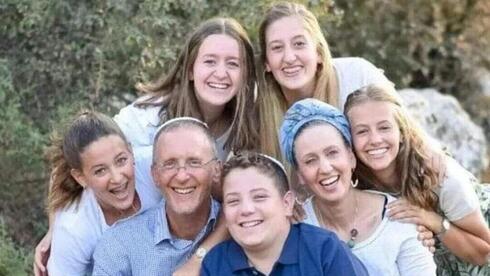 La familia Dee. (Facebook) La familia Dee.