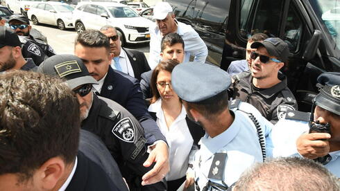La ministra Gila Gamliel bloqueada en una ceremonia del Día de los Caídos en Isfiya.