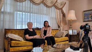 Ashley Ames habla con su abuela Elizabeth Deutsch. 