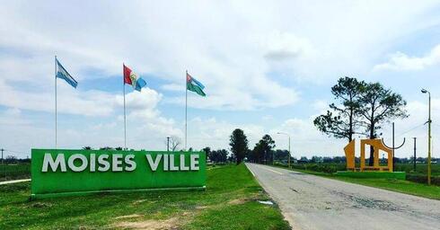 Entrada a la ciudad de Moisés Ville. 