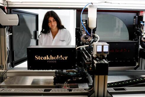 Una impresora 3D forma una pieza de mero cultivado en las oficinas de Steakholder Foods en Rehovot.