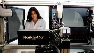 Una impresora 3D forma una pieza de mero cultivado en las oficinas de Steakholder Foods en Rehovot.